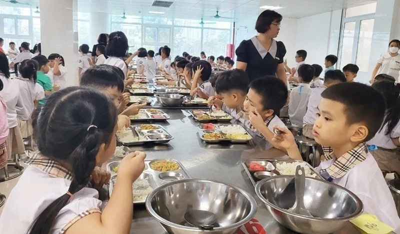 Suất ăn của học sinh tiểu học được thiết kế khoa học, cân bằng đầy đủ 4 nhóm chất cơ bản.