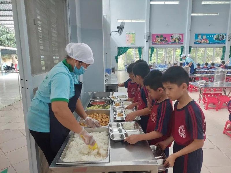 Nguồn nguyên liệu chế biến bữa ăn bán trú được kiểm soát nghiêm ngặt từ trang trại đến bàn ăn.
