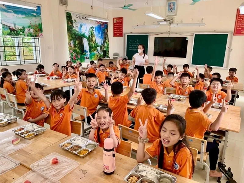 Ban giám sát phụ huynh phối hợp chặt chẽ cùng nhà trường để kiểm định chất lượng khay cơm mỗi ngày.