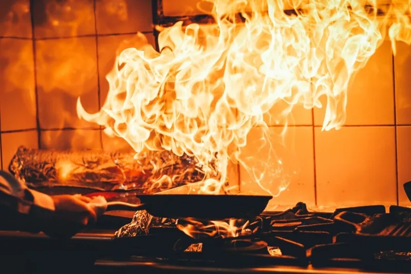 Giấc chiêm bao thấy lửa cháy rực rỡ trong nhà mang điềm báo cát tường về tài lộc và gia đạo êm ấm.