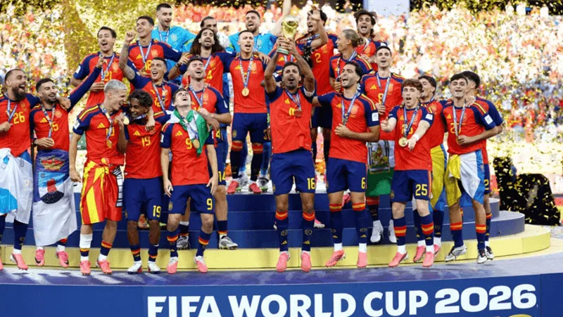 Đội tuyển Tây Ban Nha vỡ òa hạnh phúc giơ cao cúp vàng World Cup 2026.