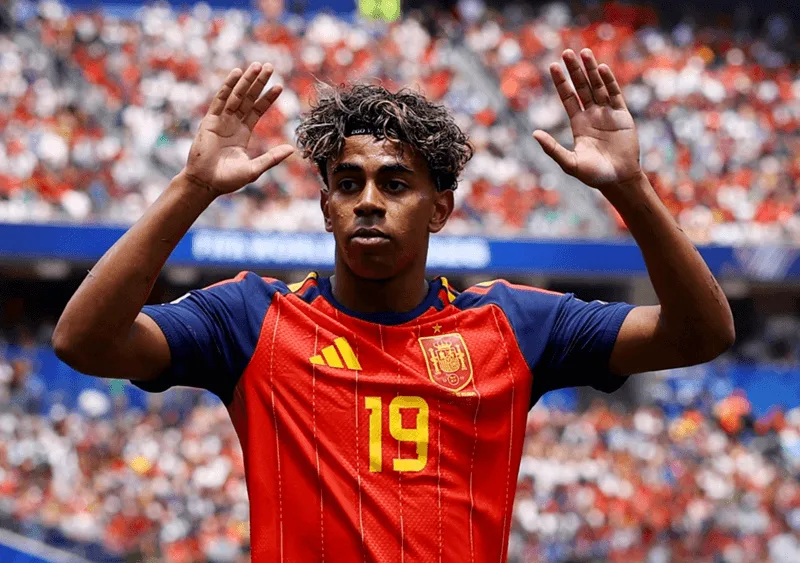 Lamine Yamal tỏa sáng rực rỡ, trở thành đầu tàu đưa La Roja lên đỉnh thế giới.