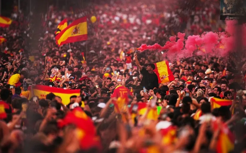 Hàng triệu CĐV xuống đường ăn mừng chức vô địch World Cup thứ 2 của Tây Ban Nha.