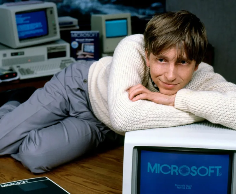 Bill Gates bên những chiếc máy tính đầu tiên