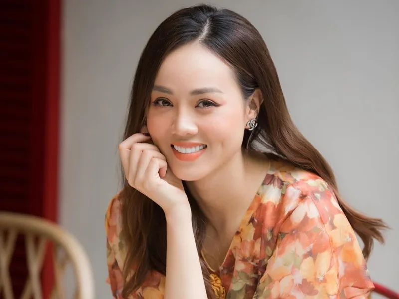 Nữ nhà báo Lê Ngọc Hà sở hữu nhan sắc thanh lịch cùng sự nghiệp truyền thông tự chủ, ấn tượng.