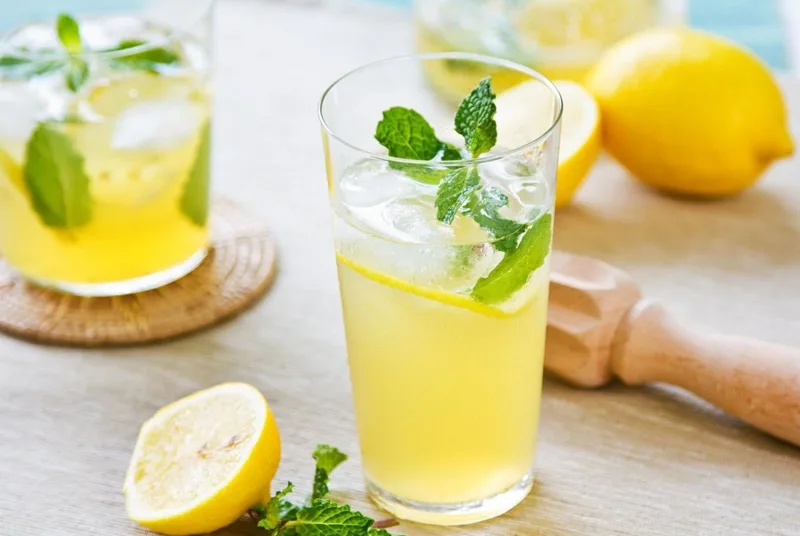 Chanh muối ngâm truyền thống chứa dào dạt Vitamin C, Acid Citric và các khoáng chất điện giải thiết yếu.