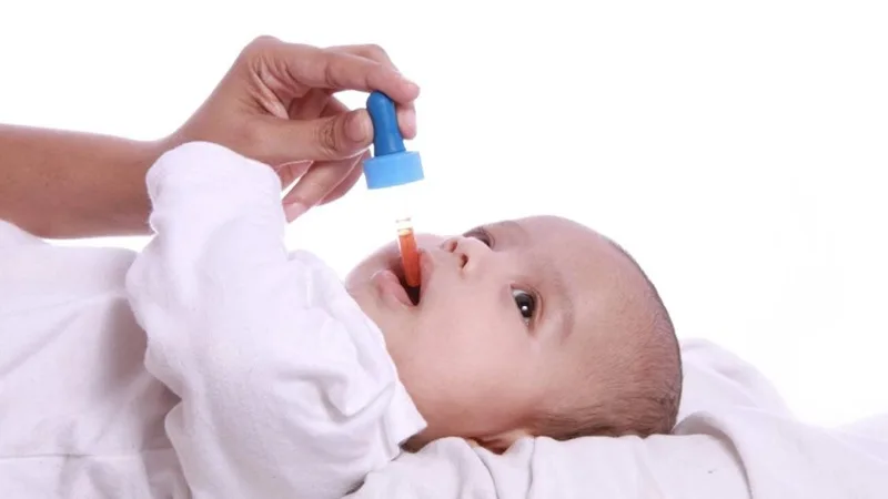 Nhỏ trực tiếp hoặc dùng dạng xịt D3K2 đúng liều lượng hằng ngày cho trẻ nhỏ.