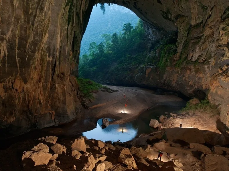 Hoạt động cắm trại và du lịch thám hiểm sinh thái được quản lý nghiêm ngặt bên trong lòng hang.
