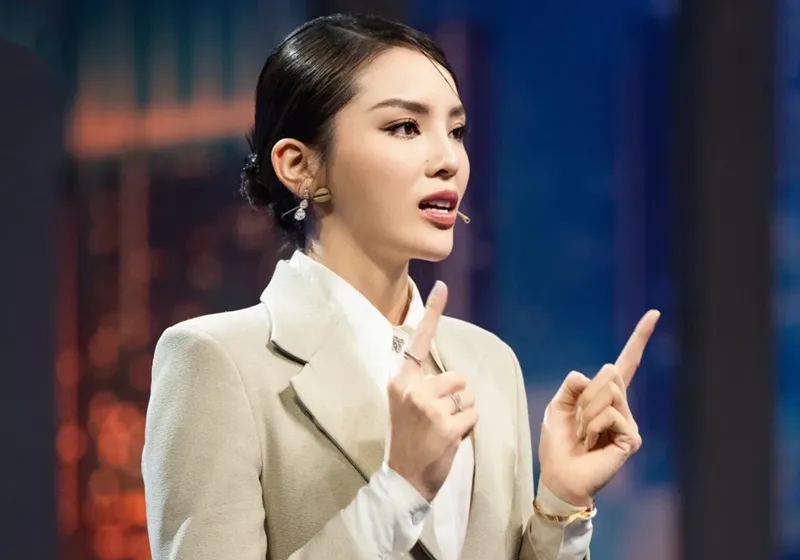 Chân dung Hoa hậu Nguyễn Cao Kỳ Duyên với thần thái sang trọng, sắc sảo và bản lĩnh.