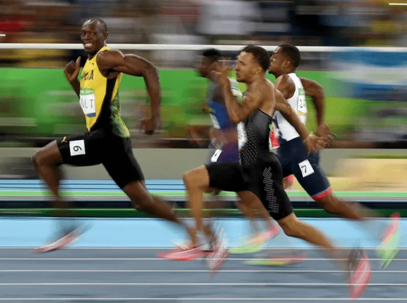 Usain Bolt bứt tốc trên đường chạy 100m.
