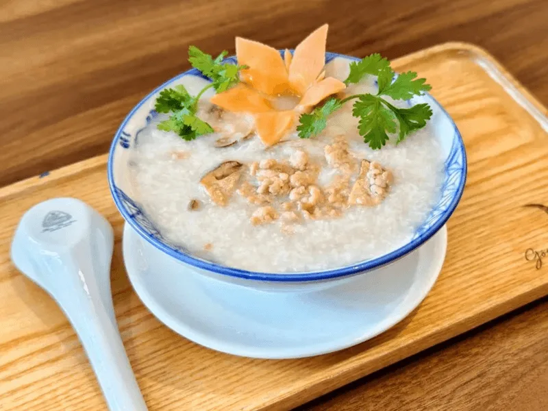 Bát cháo dinh dưỡng bổ dưỡng là lựa chọn tuyệt vời cho bữa sáng gia đình.