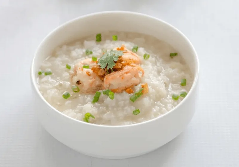 Tô cháo nóng hổi, thơm ngon mang đậm hương vị ẩm thực truyền thống.