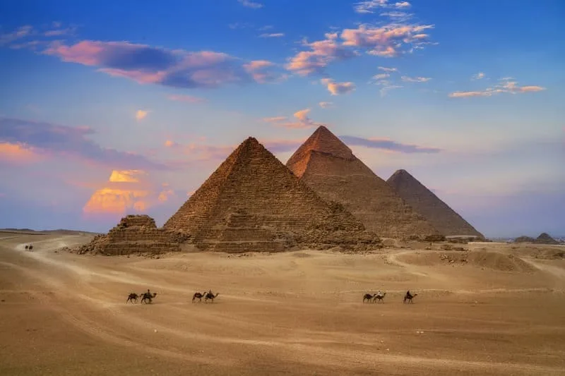 Quần thể Kim tự tháp Giza và Tượng Nhân sư khổng lồ dưới ánh hoàng hôn sa mạc.