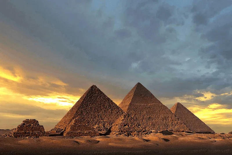 Toàn cảnh Đại kim tự tháp Giza sừng sững trên cao nguyên đá vôi Ai Cập.