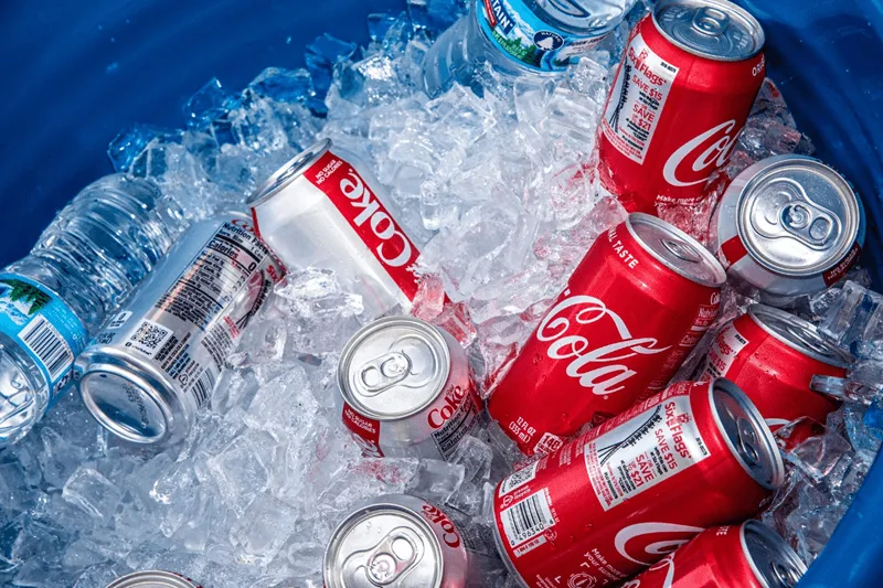 Một lon Coca-Cola 330ml thông thường cung cấp khoảng 139 kcal cùng lượng đường đáng kể.