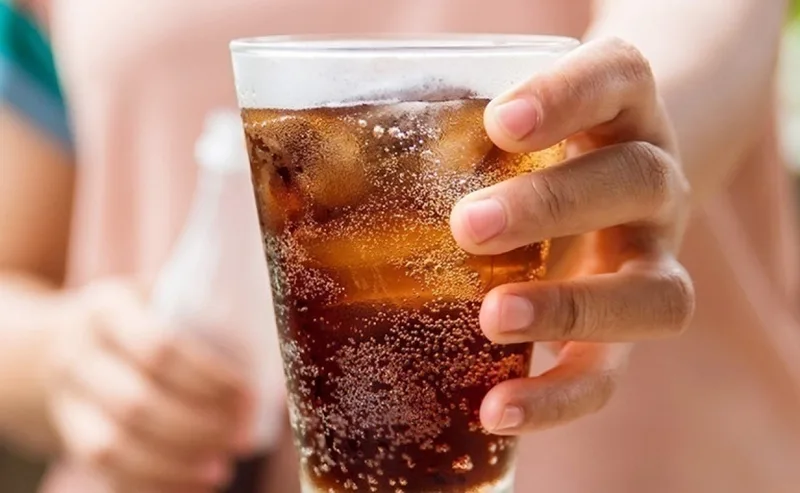 Thường xuyên uống nước ngọt có đường dễ dẫn đến dư thừa năng lượng và làm tăng cân.