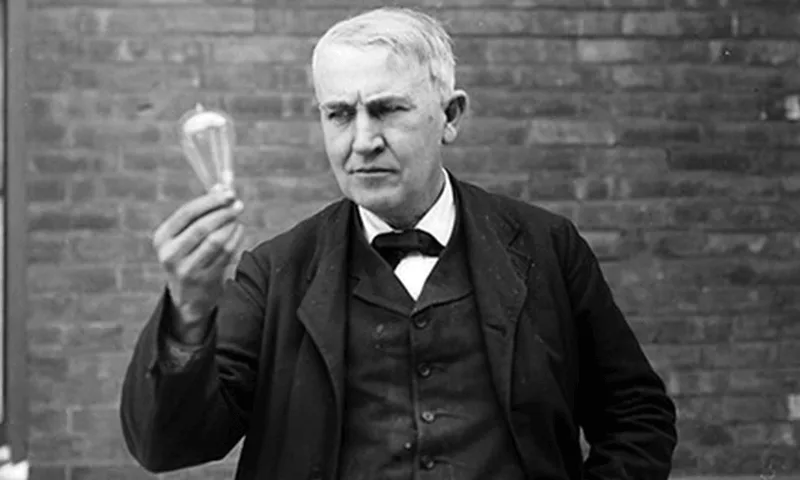 Bóng đèn sợi đốt và hệ thống chiếu sáng điện thương mại do Edison phát triển.